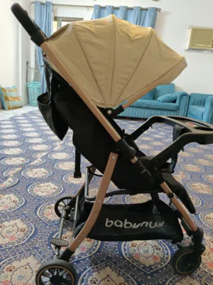 Reversible and lightweight baby stroller