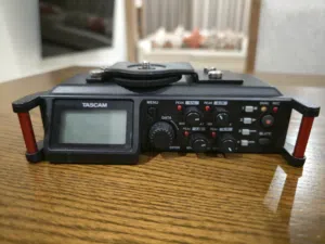 للبيع طقم تسجيل صوتي احترافي (Tascam + RØDE) - نظيف جداً