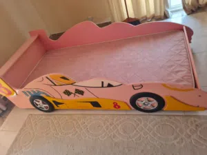 سرير اطفال للبنات وتسريحه بحاله ممتازه جدا وتسريحه ....