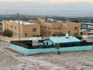 بيت ريفي نظام كوخ مع مزرعه وحدتين مزروعه ومخدومه للبيع من المالك مستعجل