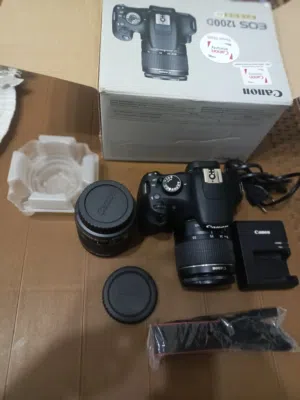 كاميرا Canon 1200D بحالة ممتازة جدا مع كل اغراضها وعدسة إضافية  .