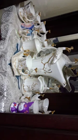 طقم صينى ابيض في دهبى.