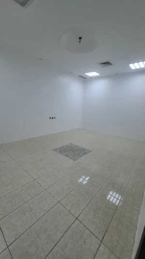 للايجار شقة كبيــــــــرة 4 غرف في صباح الناصر