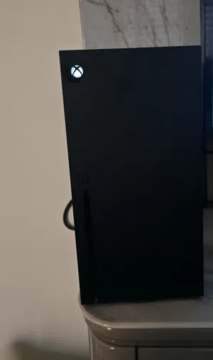 اكس بوكس سيري اكس شبه جديد مع كامل ملحاقتو وكرتونتو للبيع في طولكرم
