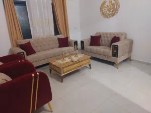 للبيع طقم كنب مودرن فاخر 7 مقاعد مع الطاولة – جديد ولم يُستخدم نهائيًا