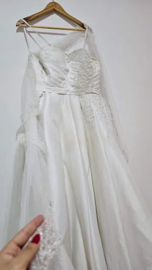 بدلة فستان زفاف راقيه وشبه جديده تماما استعمال اقل من ساعتين مرة واحده فقط