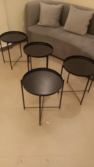 4 طاولات دائريه بحاله ممتازه