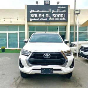 تويوتا هيلوكس SR5 فل تماتيك موديل 2024 اللون ابيض داخل احمر خليجي الفطيم
