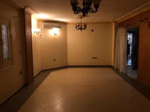 للبيع شقه في مدينه العبور لقطه لسرعه البيعشقه في عماير مصر الجديده الحي الثامن النزهه ارضي واجهه