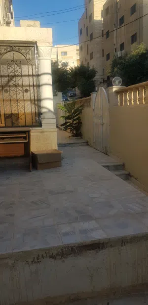 بيت مستقل للبيع في حي عدن للسكن أو الاستثمار