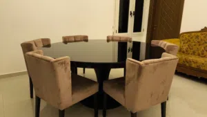 طاولة أكل دائرية الشكل