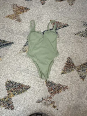 مايوه قطعه ممتازة ماركة من H&M نمره xs