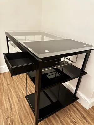 Office table for sale  طاولة مكتب للبيع