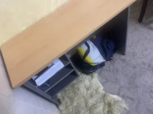 طاوله سفره + 6 كراسي تنجيد جديد خشب زان + مكتب دراسي مستخدم بحال الجديد للبيع بسبب الرحيل