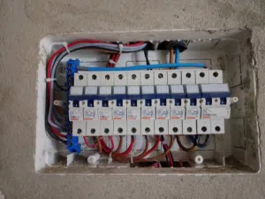 فني كهربائي مباني صيانه وتاسيس وتشطيب تركيب تريات واناره مخفيه وبروفايل جميع الخدمات الكهربائيه