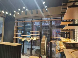 محل تجاري / 3 واجهات زجاج / ديكور جاهز / غرفتين غيار /