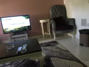 من المالك للايجار سوبر لوكس فرش نظيفه جداا مكيفه بالكامل حدايق أكتوبر