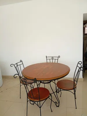 طاولة طعام ممتازه معا 4 كراسي