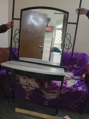 كرسي حلاقه سيدات و مرآة تساريح شعر عدد 2 للبيع بسعر ممتاز