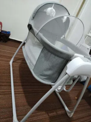 سرير اطفال هزاز بحالة ممتازة