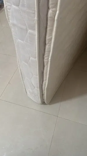 دوشق مع طبقة الفندقية مقاس 200/180 بحالة جيدة جداً  mattress with hotel-style lining 180/200