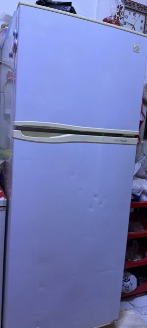 ثلاجة لون ابيض
