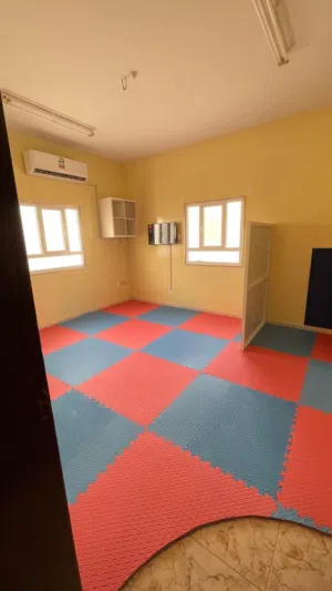 مستلزمات الحضانات والمدارس الخاصة والعامة  جميع المستلزمات متوفرة وليست بطلب