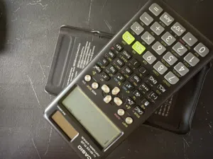 الة حاسبة fx-991ES PLUS الحديثة