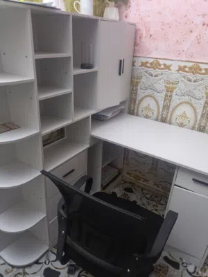 ميز دراسي ومكتبي للبيع ما مستعمل ب190 مع كرسي مكتبي  خشب MDF  القياسات العرض 120 الطول 145 العمق 123