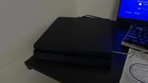 Playstation 4 For sale 550 Dhs URGENT negotiable  سوني بلايستيشن 4 للبيع ب 550 مستعمل قابل للتفاوض