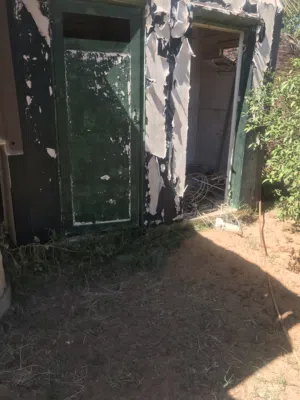 بيع حجر خاص بالزينة من غريان ونافورة جيد جدا وحجرة حمام تحتاج الى صيانة السبب اعادة تنظيم الاستراحة