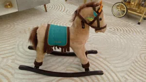 حصان حجم كبير هزاز مع موسيقى صوتين حصان مع حركان يحرك فكه يأكل  بحالة ممتازة من عمر سنة لحد ال 5 سنو