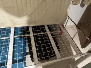 سرير حديد نظيف جدا لفرد واحد للبيع مع مرتبه نظيفه بكيسها