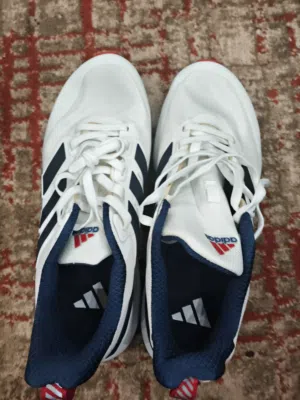 حذاء مرتب لونة ابيض و كحلي اصلي ماركة Adidas جديد للبيع