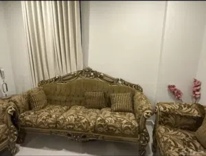 كنب تركي فاخر 9 أشخاص + طاولة قزاز  نحت خشب  حالة ممتازة