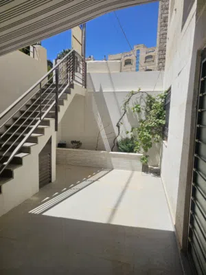 شقة مثالية للسكن الهادئ في طبربور.  سوبر لوكس، تشطيب ممتاز  وشبه ارضي ، مقابل العلوم الاسلامية