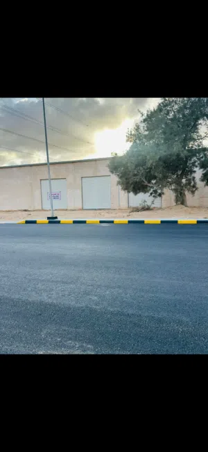موقع تجارية  مساحه 800 متر  مربع على طريق الرئيس  3 البواب العدد الحمامات