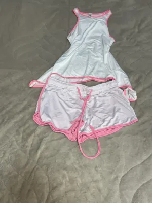 طقم رياضي نسائي أبيض مع وردي — فستان مع شورت