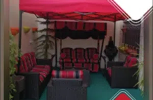 خمس مقاعد وطاوله وسط