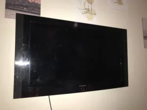 شاشه سامسونج LCD مكسور طرف الشاشه الداخليه.