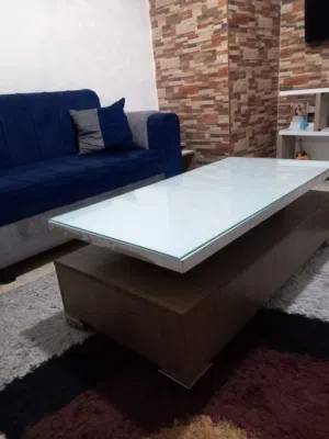طاوله نظيفه للبيع من غير الكزاز يلي معها