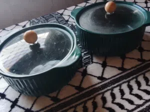 طناجر بورسلان لون اخضر وغطاء شفاف لحفظ وتقديم الطعام