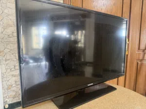 شاشة سامسونج 32 انش بحالة ممتازة