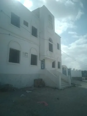 بيت مكون من طابقين في محافظة حضرموت مديرية غيل باوزير معروض للبيع