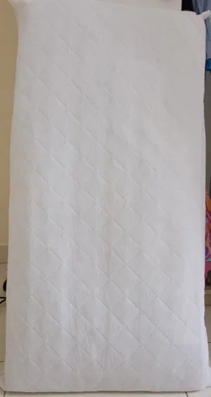 مترس الأطفال شبه جديد وغير مستعمل وطبي  الطول 1 متر والعرض 50 سنتيمتر