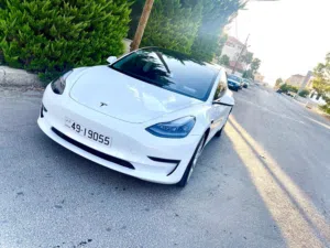 سيارة تيسلا موديل 3 2022 كهربائية بديعة بحالة ممتازة مع تقنيات حديثة