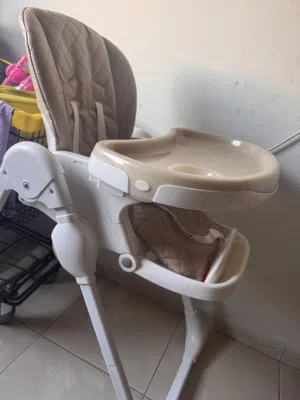 كرسي طعام ومشاية أطفال بحالة ممتازه