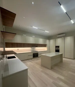 مطابخ وخزاين وجداريات