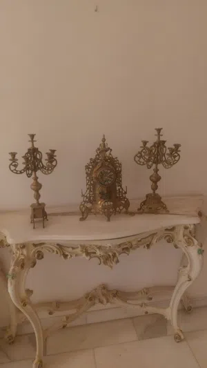ساعة وشمعدان نحاس
