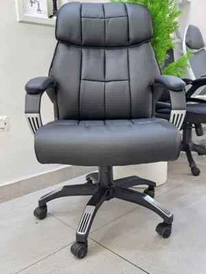 كرسي جلد باللونين الأسود  والبني عصري ومميّز مناسب للشركات والمكاتب وغرف الاجتماعات الكبيرة